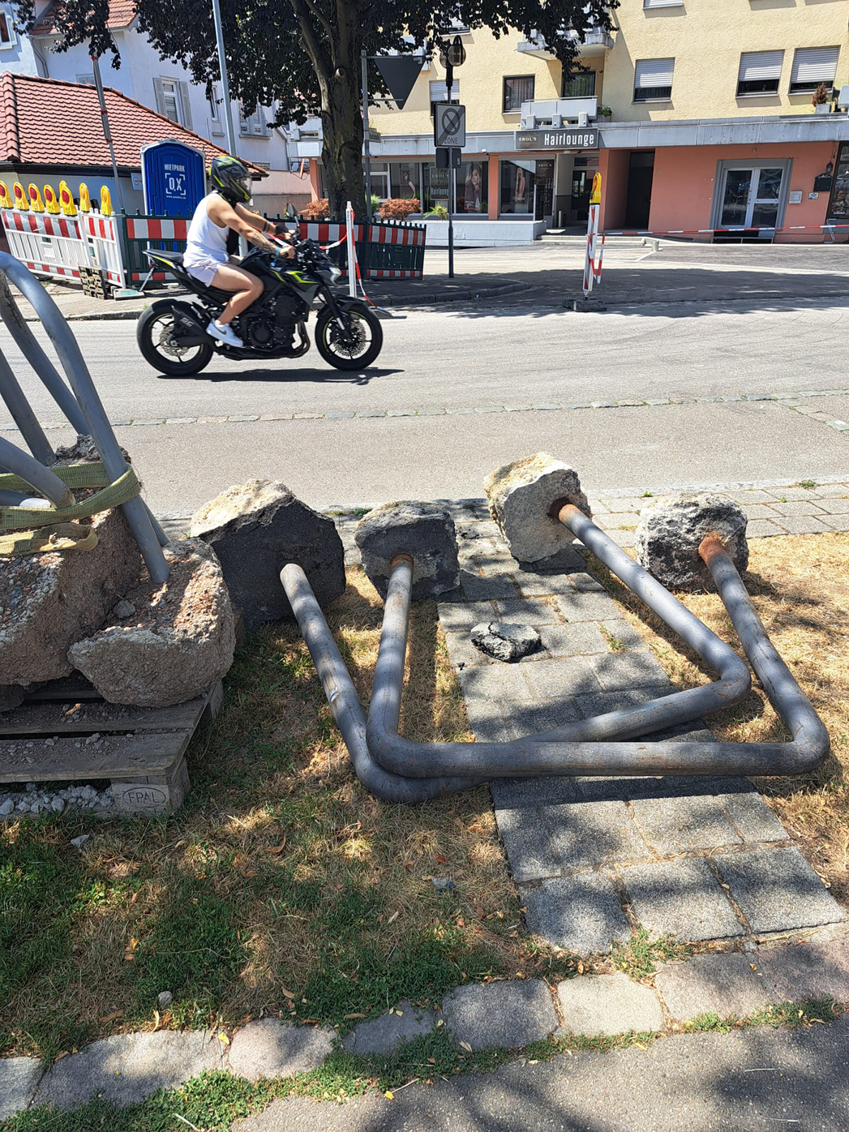 Fundament-mit-Betonresten-bei-Entsorgung Fundament mit Betonresten bei Entsorgung